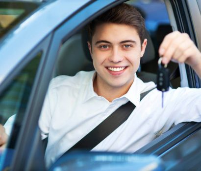 ragazzo-giovane-auto-chiavi-in-mano