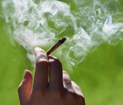 mano-sigaretta-fai-da-te-fumo-sfondo-verde