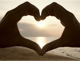 mani-unite-formano-cuore