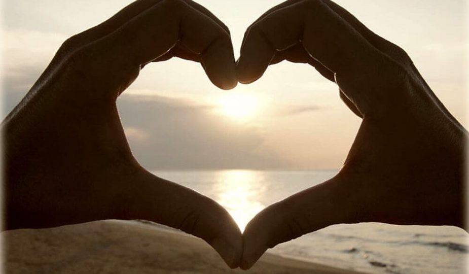 mani-unite-formano-cuore